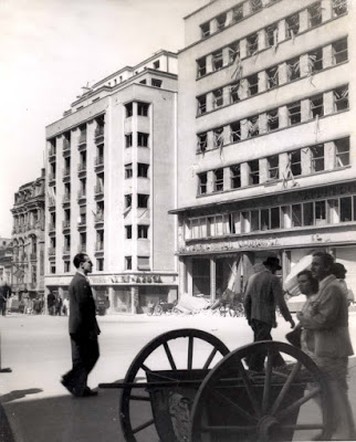 File:1944 Strada Regala, actuala Campineanu, coborând pe langa blocul Adriatica (dreapta) Blocul imediat urmator e pe locul berariei Gambrinus.jpg