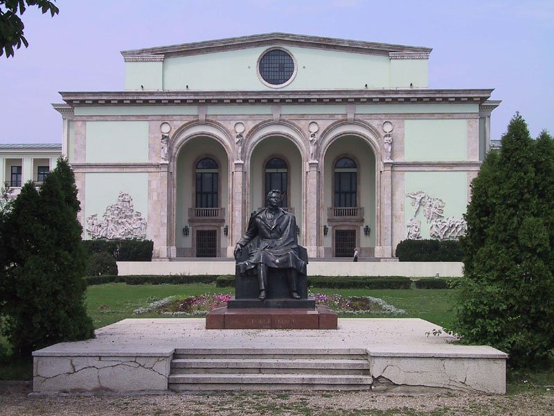 File:2009 Aspectul edificat al Teatrului în prezent. Cele două arcade laterale ale porticului au fost acoperite de panouri cu basoreliefuri.jpg