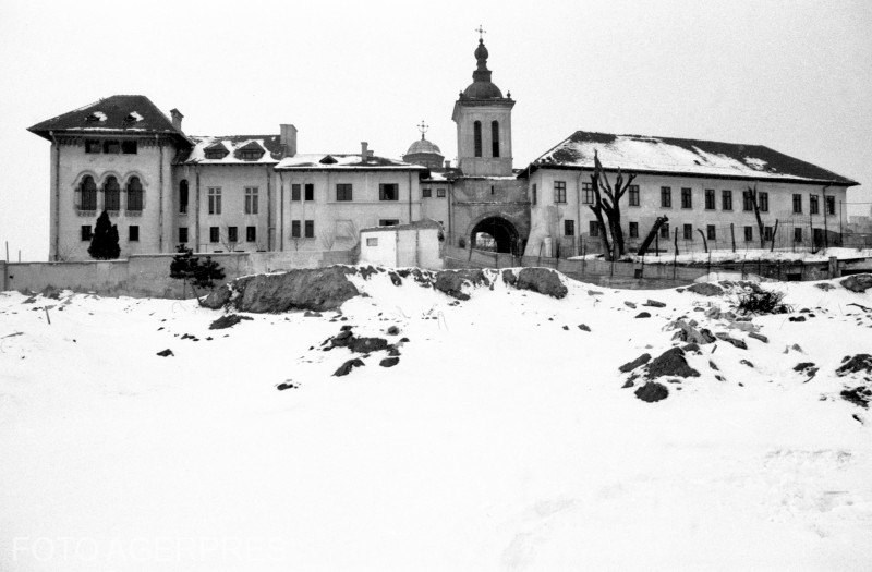File:Agerpres Cladirile Arhivelor Statului si biserica Mihai Voda din Bucuresti inainte de demolare.jpeg