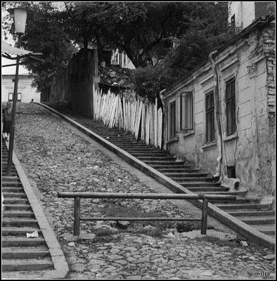 File:1985 străzii Pelerinilor(Scăricica, cum o numește Henri Stahl), dispărută în urma sistematizării Uranus-Rahova.jpg