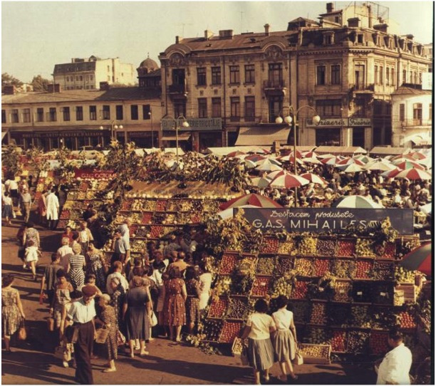 File:1959 Piata Unirii cu vedere spre Hanul lui Manuc (str. Halelor), probabil la inceputul anilor '50.jpg