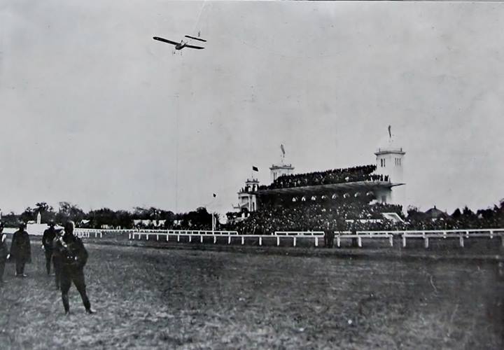 File:1909 18 octombrie 1909, Bucureşti, primul meeting de aviaţie din România, pe Hipodromul Băneasa .jpg