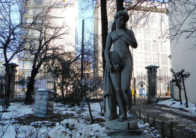 File:1995 Casa Monteoru-Uniunea Scriitorilor, Calea Victoriei nr. 115, Bucuresti sect. 1 (Statuie din gradina (2)).jpg