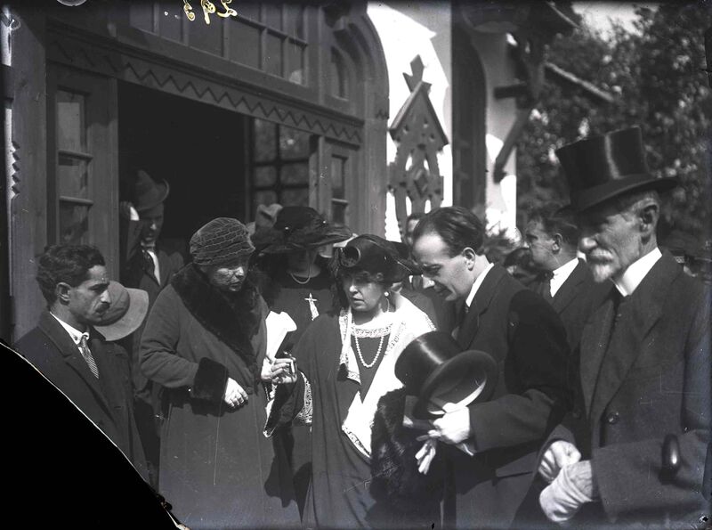 File:Regina Maria, însoțită de Mihail Manoilescu, comisarul general al Expoziţiei-Târg, și generalul Alexandru Averescu, preşedintele Consiliului de Miniştri, în fața Pavilionului Cartea Românească.jpg