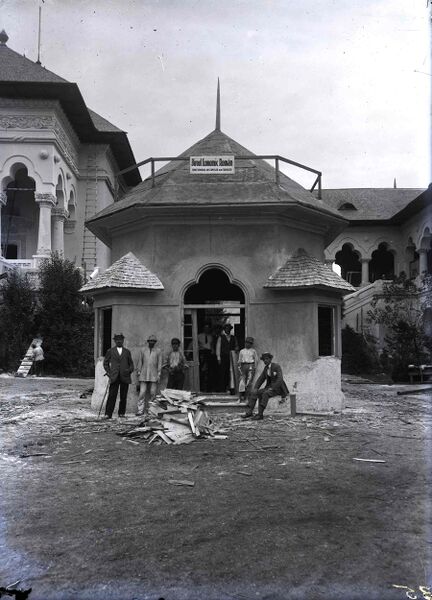 File:Chioșcul Biroului Economic Român, În plan secundar se observă sediul Pavilionului Industriilor Casnice.jpg