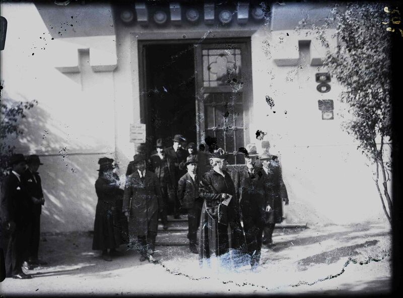 File:Generalul Alexandru Averescu, preşedintele Consiliului de Miniştri, ieșind dintr-un pavilion neidentificat.jpg