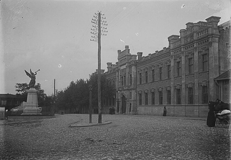 File:Arsenalul Armatei, str. Uranus, la intersecţia cu Fonteriei (în stânga faţă), după Monumentul Eroilor Pompieri 1906.jpg