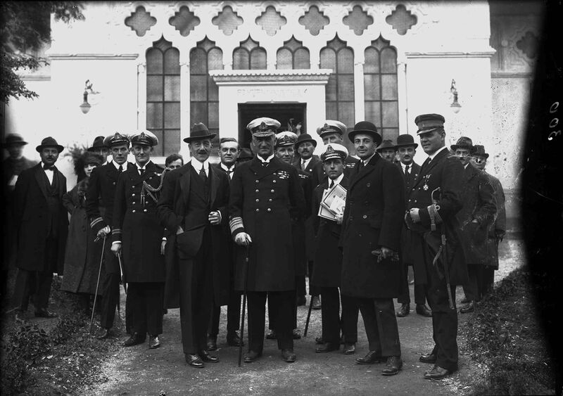 File:Mihail Manoilescu (dreapta), comisarul general al Expoziției-Târg, împreună cu o delegație a Marinei Militare Române în fața Pavilionului Ramuri Industriale.jpg