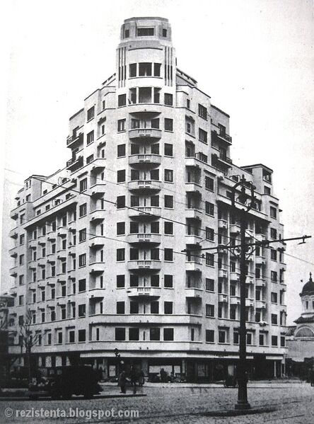 File:1939 BLOCUL WILSON, situat la intersectia strazii omonime (actuala Dem. I. Dobrescu) cu bulevardul Bratianu (Balcescu)1.jpg