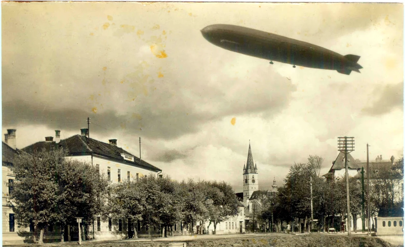File:Graf Zepellin desupra Sibiului. Fotografie de Emil Fischer, colecţia Muzeului Naţional Brukenthal.webp.png