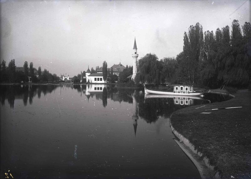 File:În ordinea planurilor,gondola, moscheea, Pavilionul Societății Astra-Arad, Pavilionul Oficial și Poarta cea Mare.jpg