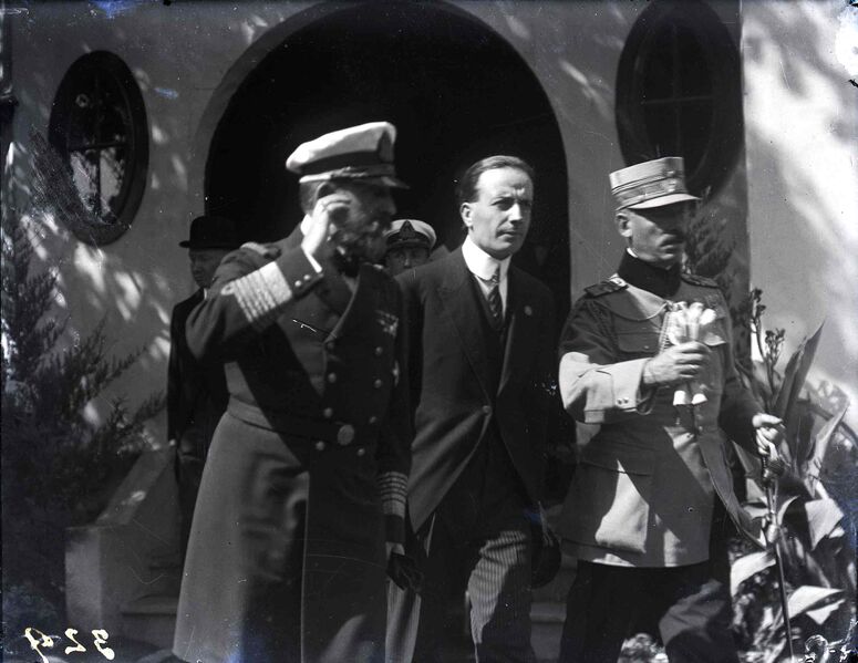 File:Regele Ferdinand însoțit de comisarul general al Expoziției-Târg, Mihail Manoilescu și de alți oficiali la ieșirea din Pavilionul Băncii Agricole 2.jpg