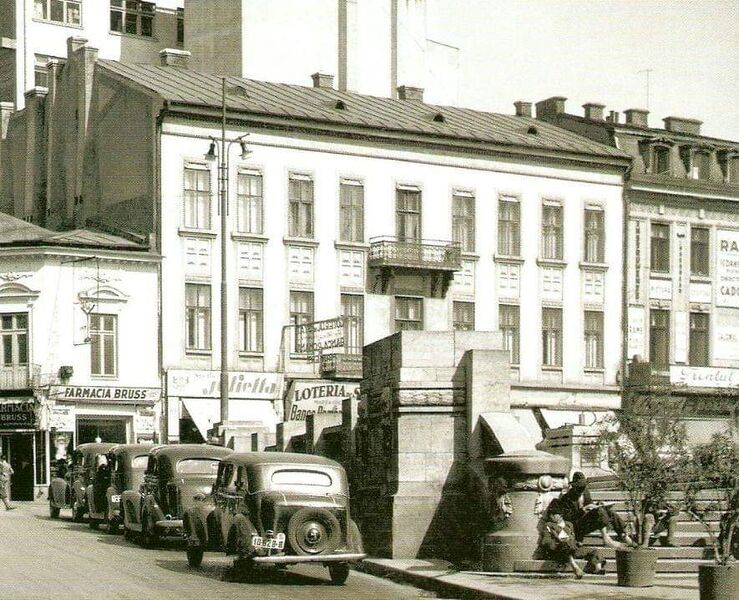 File:Str. Sărindar(astăzi Constantin Mille) cu vedere spre Calea Victoriei. Putem vedea Casa Bruss, Casa Popovici și Casa Greceanu 194x.jpg