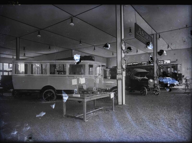 File:Autovehicule la standul Astra. Prima Fabrică Română de Vagoane și Motoare Pavilion Astra-Arad.jpg