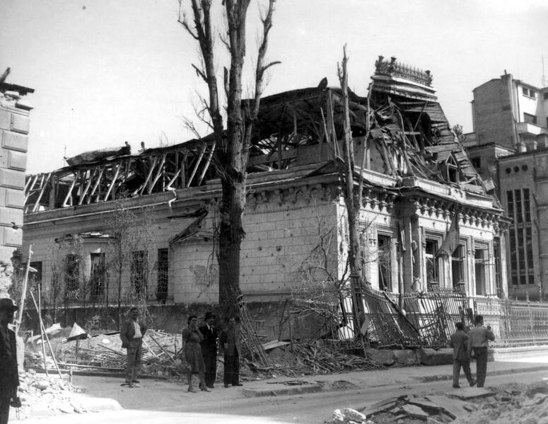 File:Restaurantul Excelsior (clubul MAI) pe str. Stirbei-Voda, casa existenta si azi, dar cu acoperis simplificat.jpg