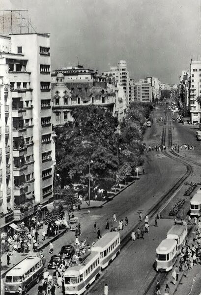 File:1964. Vedere dinspre bd. 1848 (actual bd. Bratianu), pestePiata Balcescu si inspre Piata Romana..jpg