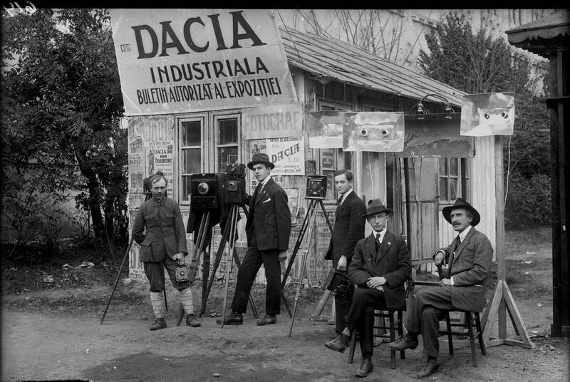 File:Fotografi în fața unui chioșc al revistei Dacia Industrială. Buletin autorizat al Expoziției.jpg
