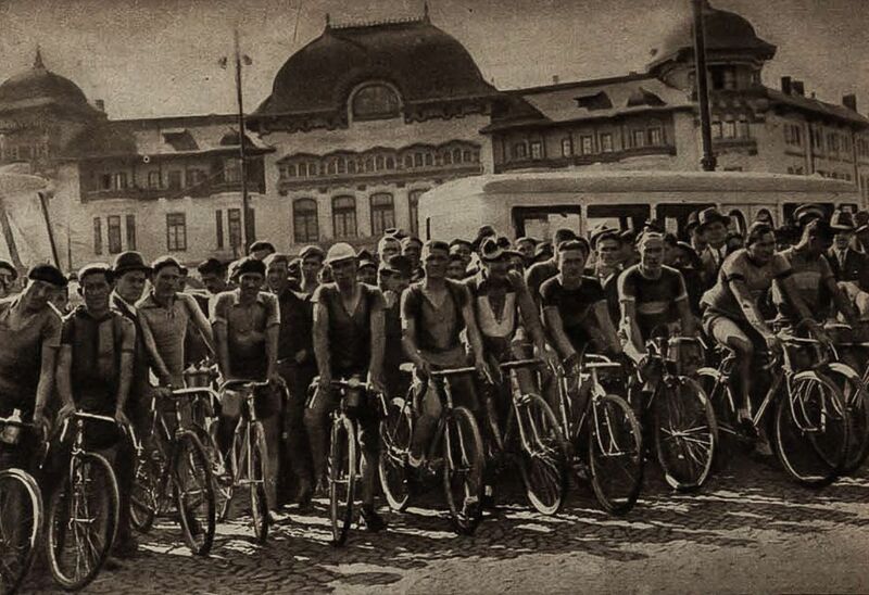 File:1937 Piața Victoriei,Palatul Functionarilor Publici înaintea startului cursei cicliste București - Ploiești din Realitatea Ilustrată 1937.jpg