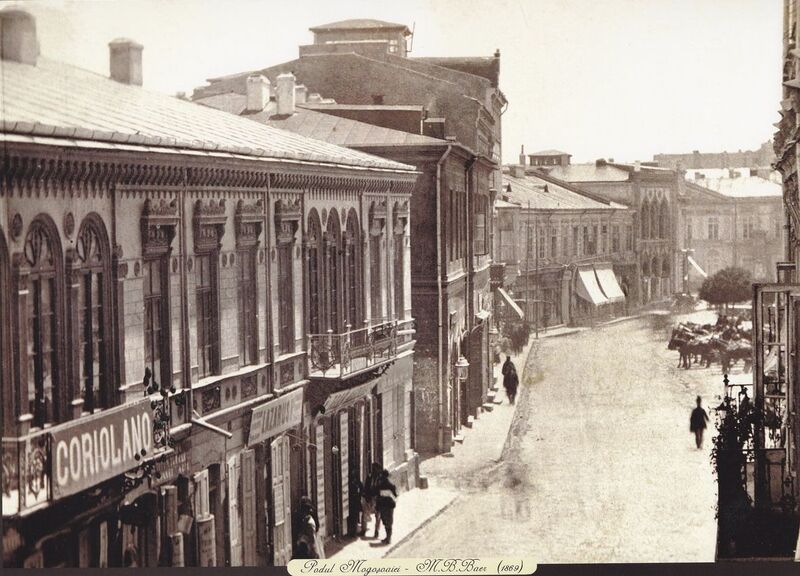 File:1869 Podul Mogoşoaiei Casa Török şi Casa Ghica pe partea stângă, intrarea în Pasajul român pe partea dreaptă.jpg