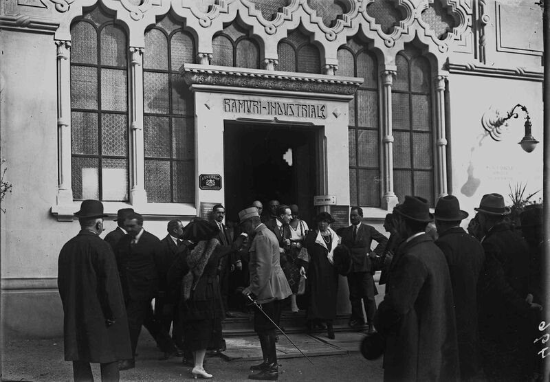 File:Regina Maria și Mihail Manoilescu, comisarul general al Expoziției-Târg, ieșind din Pavilionul Ramuri Industriale.jpg