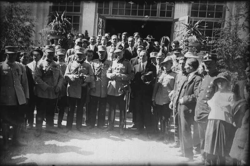 File:Fotografie de grup în fața Pavilionului Banat. În centru Principele Carol al II-lea și Mihail Manoilescu.jpg