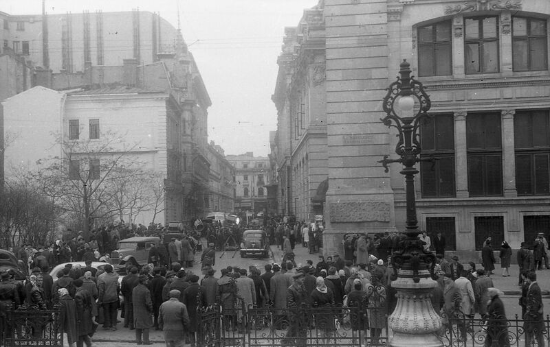File:Calea Victoriei, spre str. Stavropoleos. Casa din stânga din fostul scuar Zlătari înlocuite de un bloc din 1979..jpg