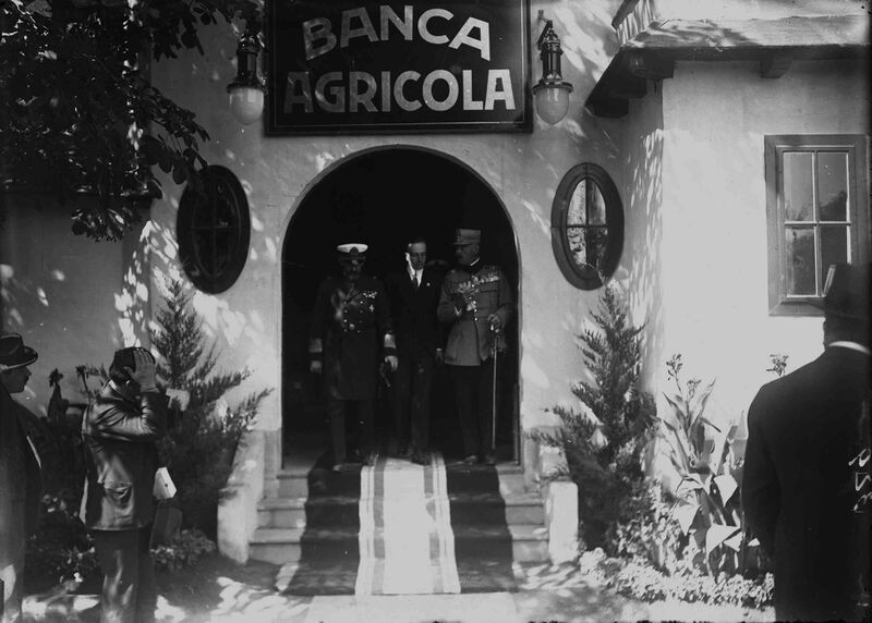 File:Regele Ferdinand însoțit de comisarul general al Expoziției-Târg, Mihail Manoilescu și de alți oficiali la ieșirea din Pavilionul Băncii Agricole.jpg