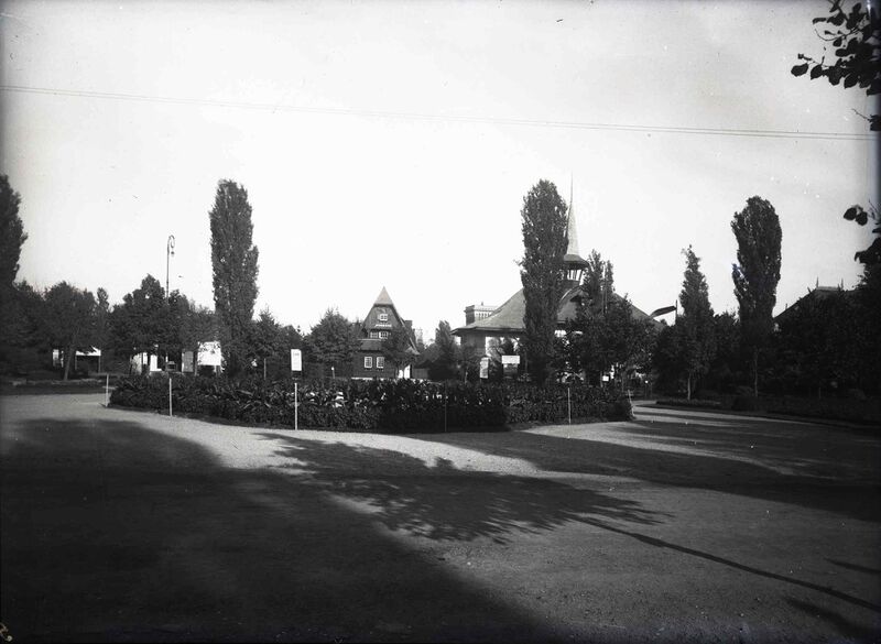 File:Vedere asupra pavilioanelor Băncii Marmorosch Blank & Co. S.A. (dreapta), Soc. Foresta (centru) și Pavilionul Străinilor (stânga)-2.jpg