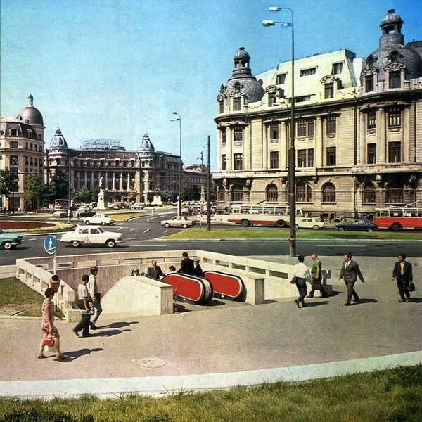 File:1973-1974. Vedere spre Piata Universitatii, cu fostele imobile “Creditul Industrial” si “Generala”. In prim-plan.jpg