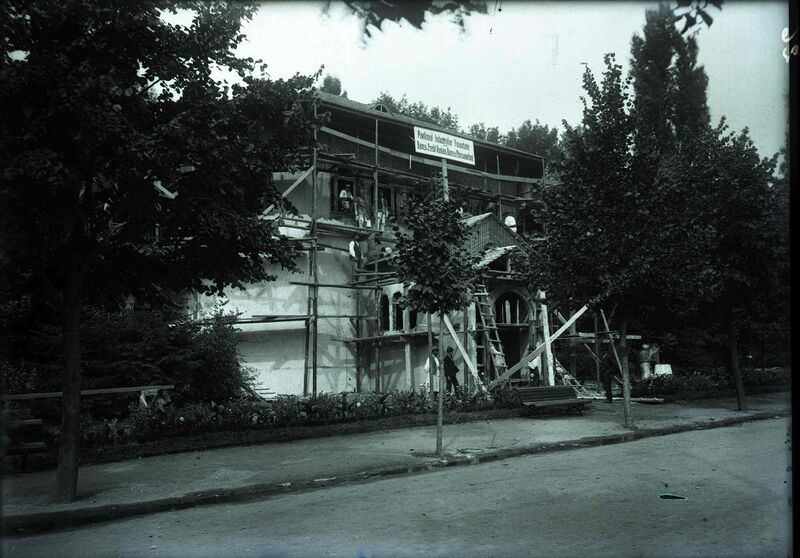 File:Pavilionul Industriilor Finanțate. Banca de Credit Român și Banca Chrissoveloni. Vedere din timpul construcției..jpg