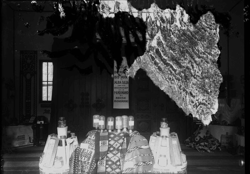 File:Ușile de intrare ale bisericii din Alba Iulia unde va fi încoronat M. S. Ferdinand I-iu Regele României-2.jpg