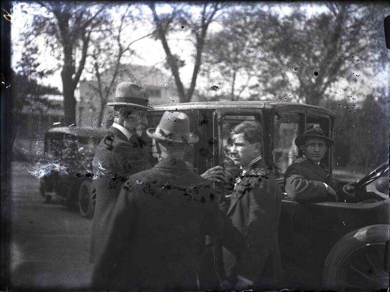 File:Generalul Alexandru Averescu, preşedintele Consiliului de Miniştri, urcându-se într-un autovehicu.jpg