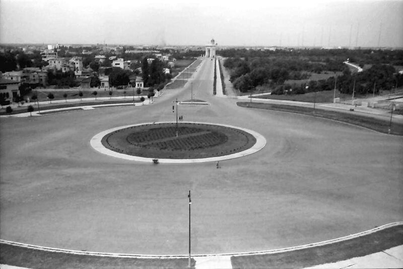 File:Piață Charles de Gaulle în 1941, privind în lungul b-dului Mareșal Prezan spre Arcul de Triumf 1941.jpg