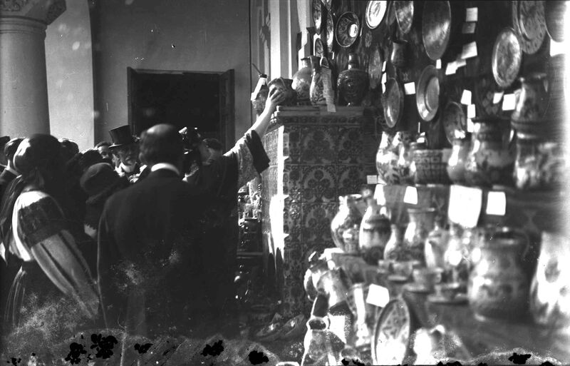 File:Generalul Alexandru Averescu, preşedintele Consiliului de Miniştri și alți oficiali în fața unui stand cu produse ceramice.jpg