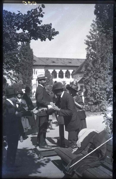 File:Vânzător de bilete în fața chioșcului Socec & Co. În spate, Pavilionul de Industrie Casnică.jpg