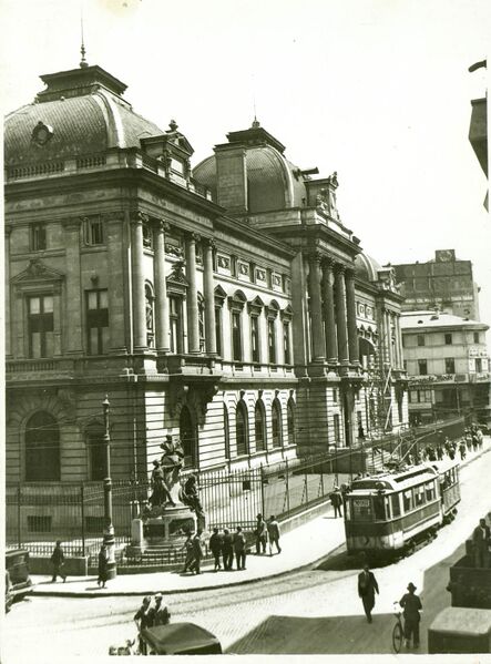 File:Banca Naţională a României în 1924 şi statuia lui Eugeniu Carada- Ionescu, Nicolae (1903-1974).jpg