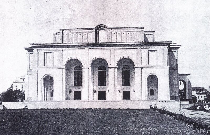 File:1953 după inaugurare nu avea cele două aripi destinate repetiţiilor şi statuile celor patru muze.jpg