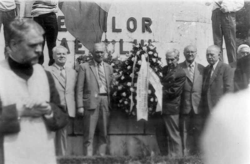 File:12Fosti aviatori romani din razboi WW2 veterani Ioan DiCezare, Dobran, Bucuresti Monumentul Aviatorilor 2.jpg