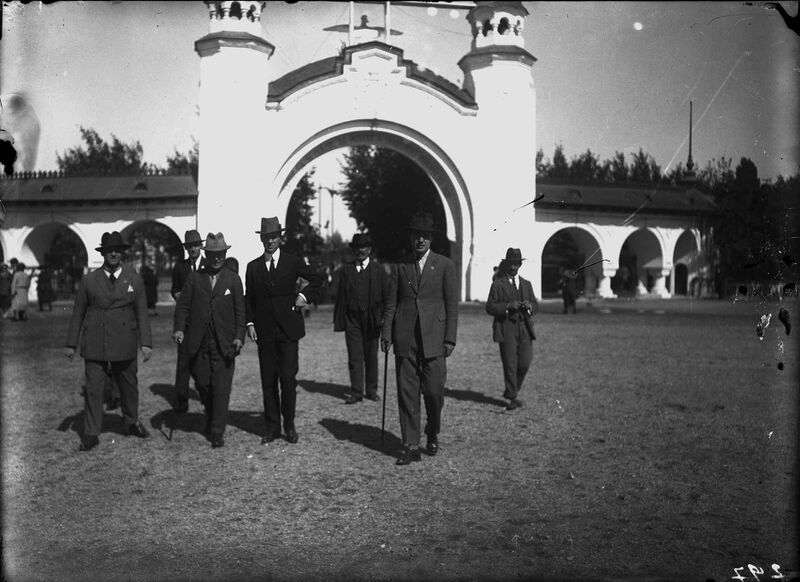 File:Mihail Manoilescu (dreapta), comisarul general al Expoziției-Târg, alături de un grup de oficiali în fața Porții celei Mari.jpg