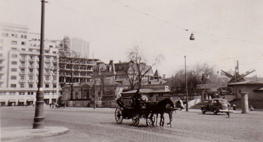 File:1940 Piaţa Universităţii a anului În stânga este blocul „Creditul Minier”.jpg