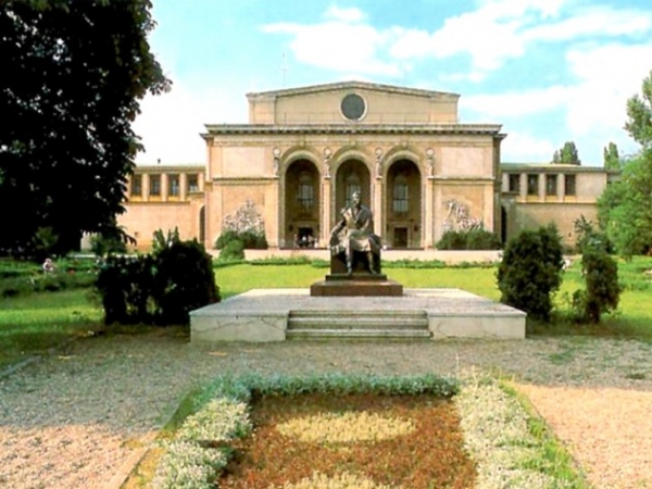 File:1974 Opera Nationala Bucuresti 2.jpg