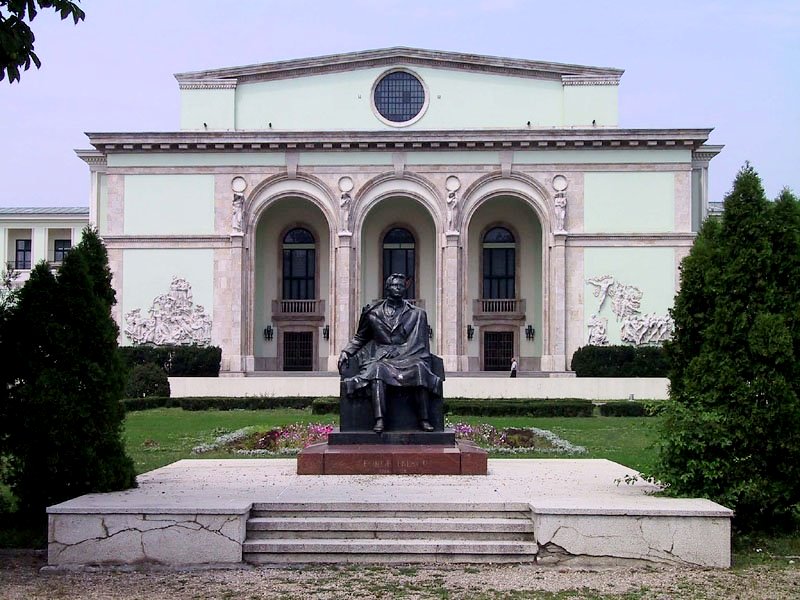 File:2009 Opera Nationala.jpg