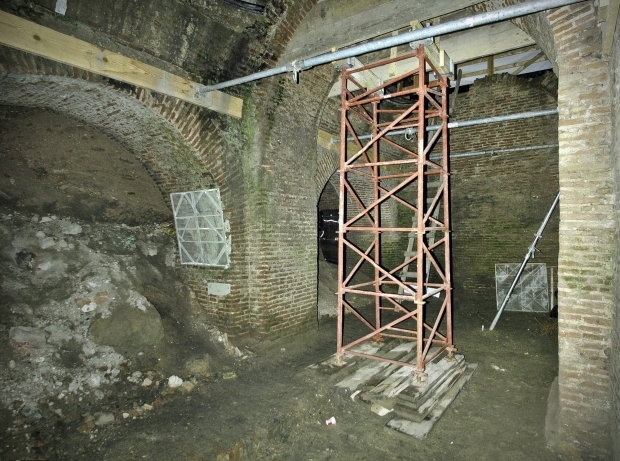 File:Hanul serban voda 97679100.jpg