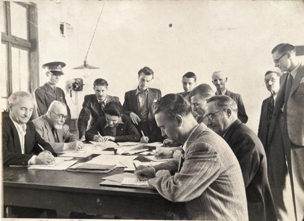 File:Hipodrom Baneasa 1942 pariori curse cai 0.jpg