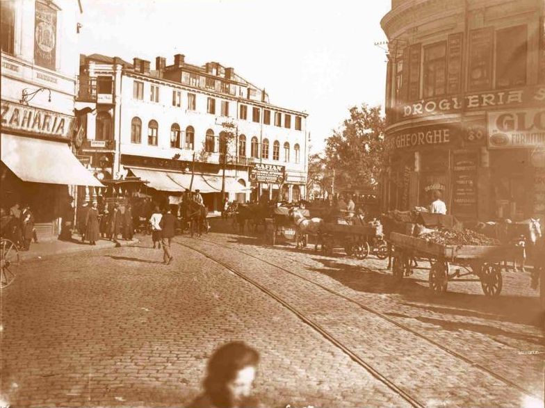 File:1925 Tramvaie cu cai şi căruţe la Piaţa Sf. Gheorghe.jpg