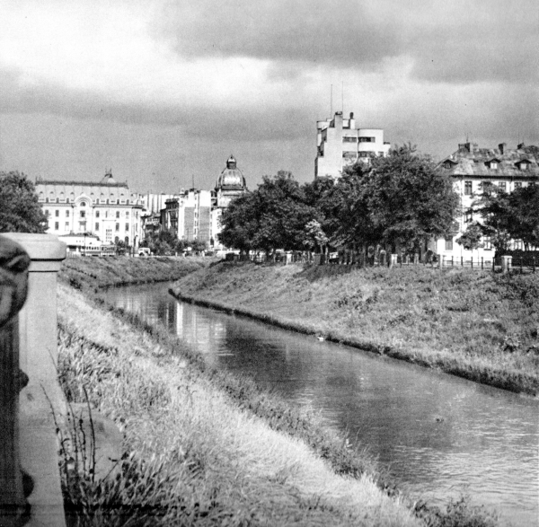 File:1974 Între Podul Izvor şi Podul Haşdeu2.jpg