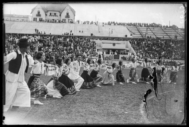 File:BUC SPORT 00006-800x537 1932 Stadionul ONEF.jpg