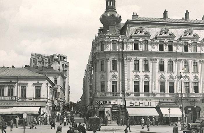 File:1930s Calea Victoriei la intersectie cu Str Regala.jpg