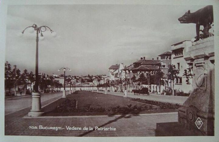 File:1936 leea Patriarhiei si Monumentul Lupoaicei anii '30.jpg