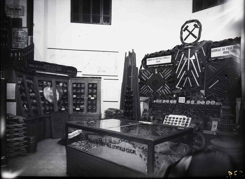 File:Standuri ale Minelor și Uzinelor Metalurgice din diferite regiuni ale țării.jpg